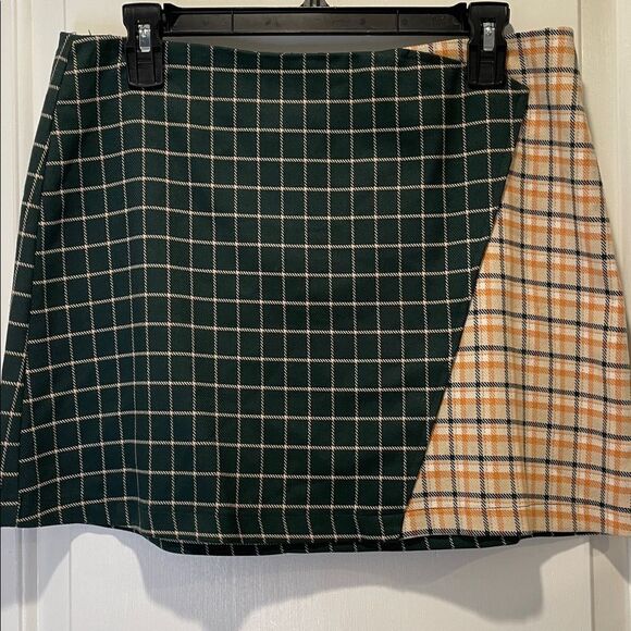 Urban Outfitters Plaid Mini Skirt in Green and Beige M - Picture 2 of 4